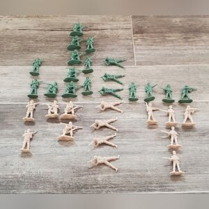 Greenbrier International Inc Lot Of 2" Plastic Army Men Tan Green 32 Total